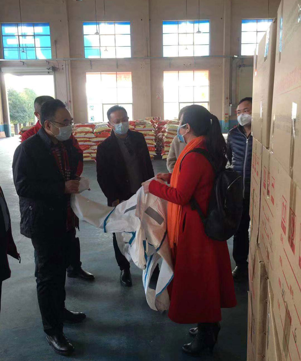 湖南省藥檢局局長及湘潭市藥監(jiān)局局長一行來湖南華大了解口罩、防護(hù)服滅菌細(xì)節(jié)